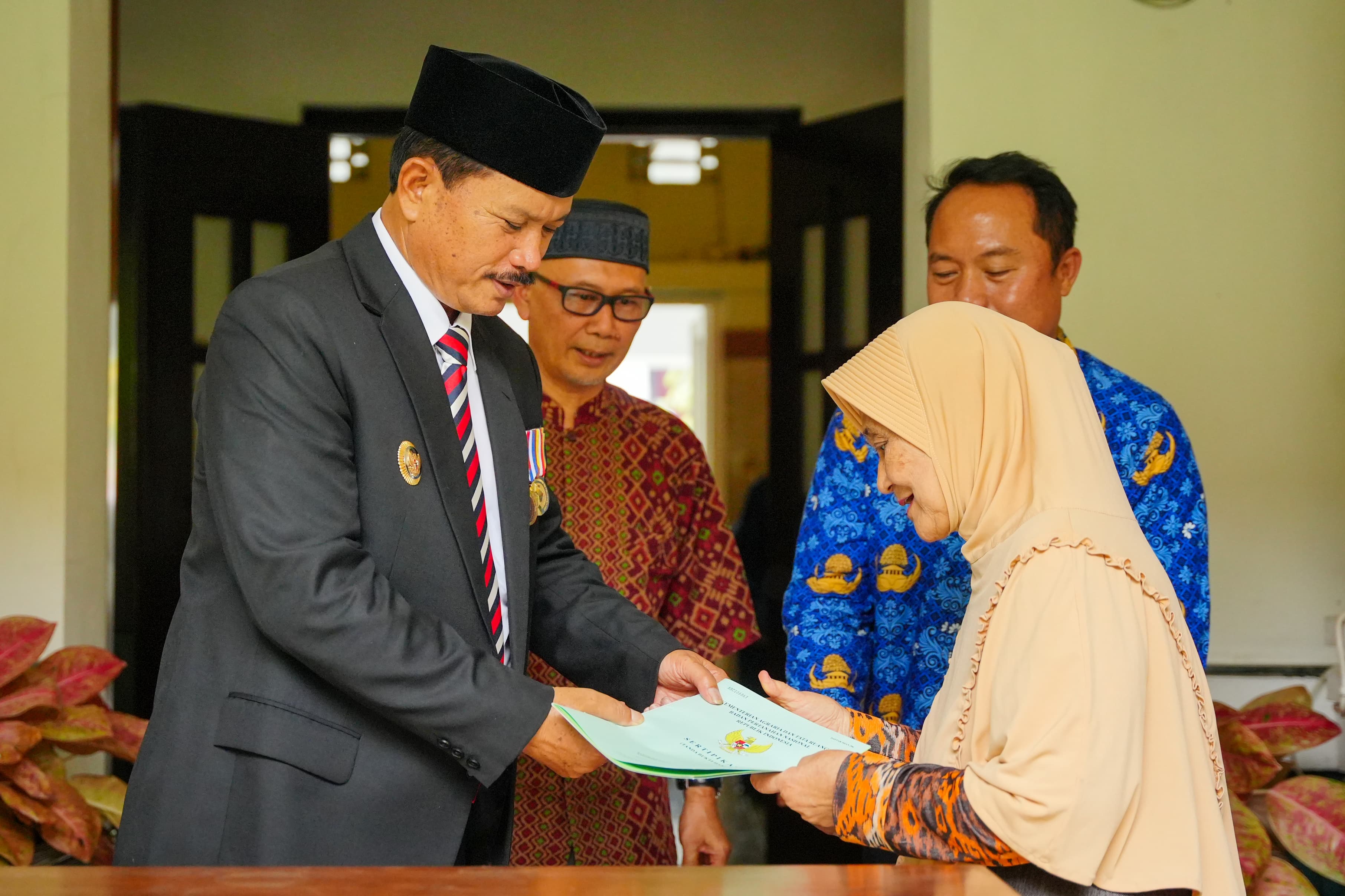 Foto 1 dari 1: Wakafkan Tanah 646 Meter Persegi Untuk Makam, Tri Rejeki: Ini Amanah Suami, Semoga Bisa Bermanfaat Untuk Masyarakat