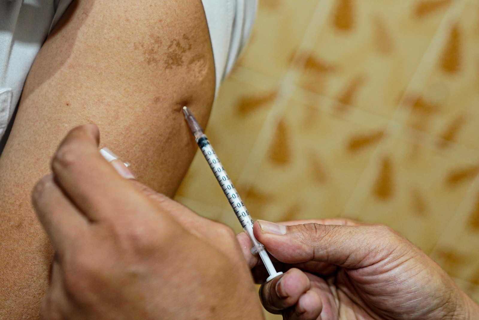 Foto 4 dari 6: Jalani Pemeriksaan Kesehatan Kedua, CJH Lakukan Vaksin Meningitis dan Influenza
