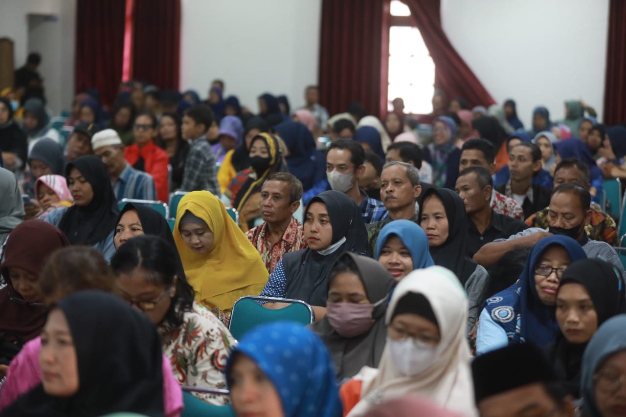 Foto 6 dari 12: Giat Parenting Bersama Wali Murid SMPN 12, Wali Kota Ingatkan Peran Orang Tua Menciptakan Generasi Emas 2045