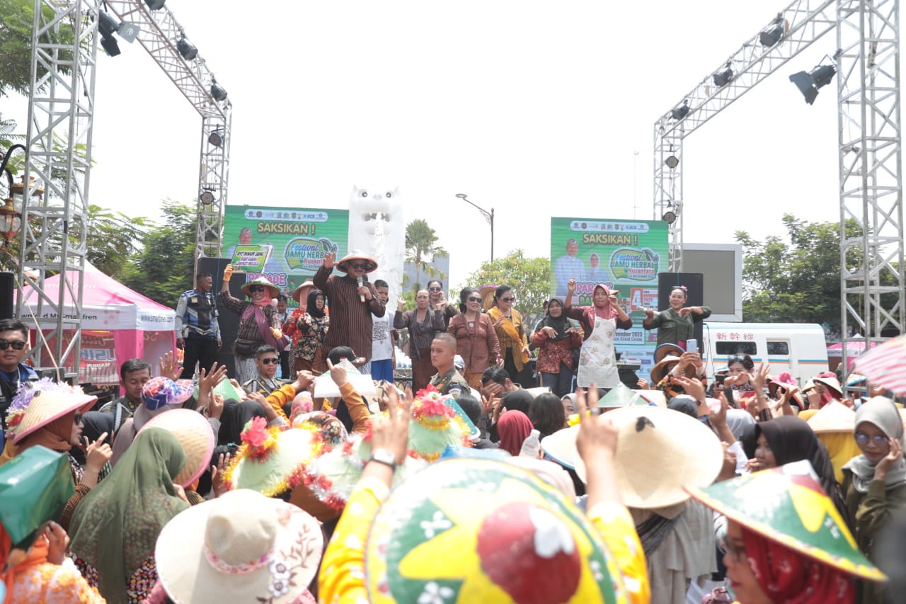 Foto 13 dari 14: Berangkatkan Festival Jamu Gendong Nusantara, Wali Kota: Ini Tinggalan Nenek Moyang, Jangan Ditinggalkan
