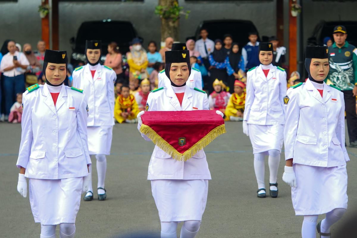 Foto 8 dari 16: Taruna Nada dan Pagaska Ramaikan Pusat Kota di Kala Senja
