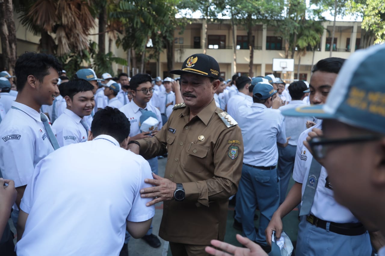 Foto 9 dari 11: Jadi Pembina Upacara di SMADA, Wali Kota: Banyak Alumni Sini yang Sukses di Berbagai Negara