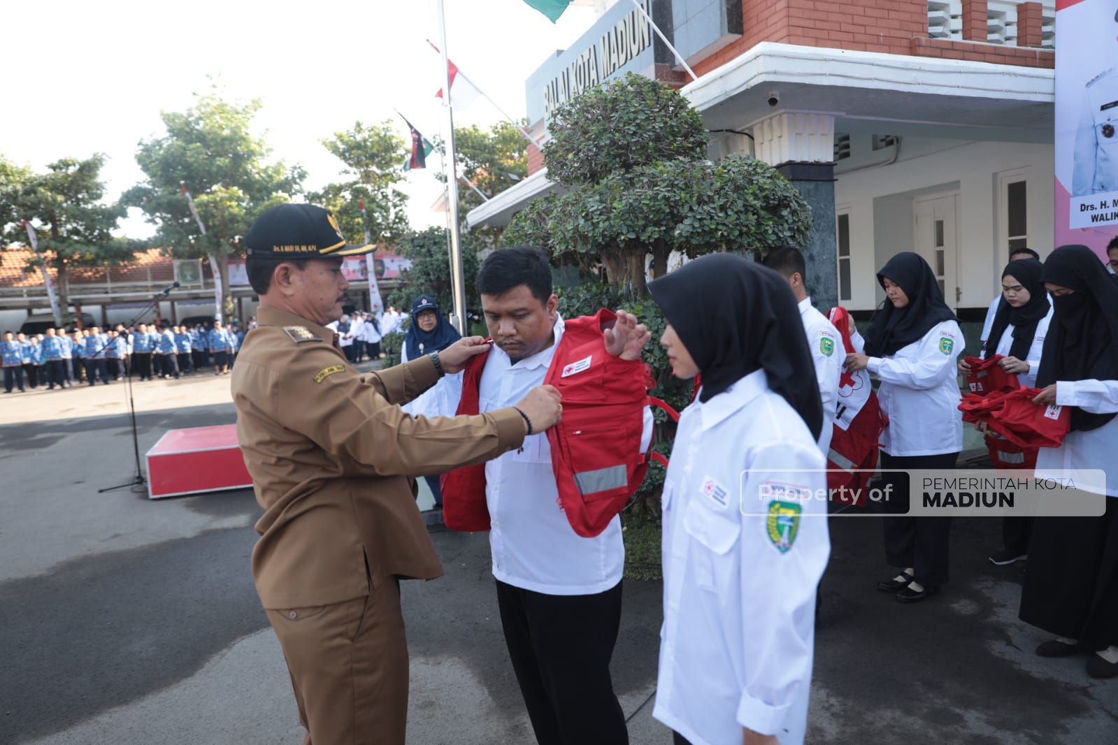 Foto 5 dari 12: Pimpin Apel HUT PMI ke-78, Wali Kota Kukuhkan 30 Sukarelawan PMI dan Beri Penghargaan ke Pendonor Terbanyak