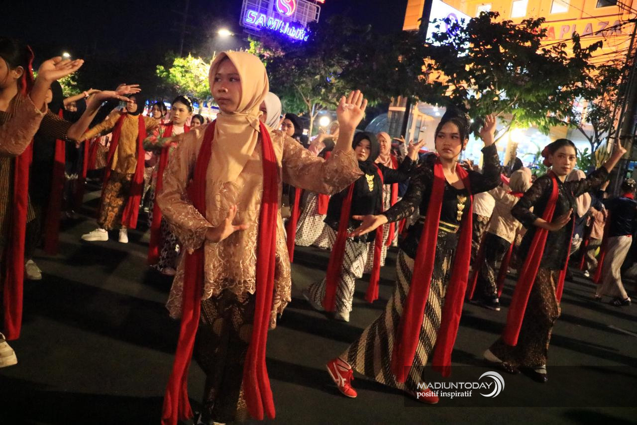 Foto 28 dari 29: 5.000 Peserta Madiun Menari Ukir Sejarah Kota, Sekaligus Jadi Bukti Cinta Masyarakat Untuk Daerahnya
