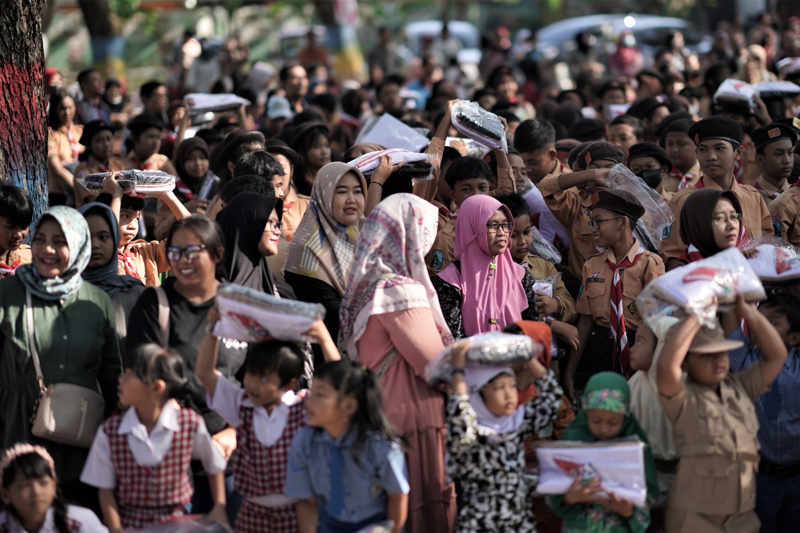 Foto 5 dari 5: Dua Anaknya Masuk SMP dan SD Sekaligus, Eni Bersyukur Dapat Seragam Gratis dan Ongkos Jahit
