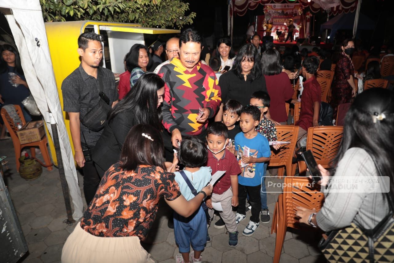 Foto 9 dari 9: Hadiri Bazar UMKM di Gereja Katolik Mater Dei, Wali Kota Apresiasi Penyelenggara Ikut Geliatkan Perekonomian