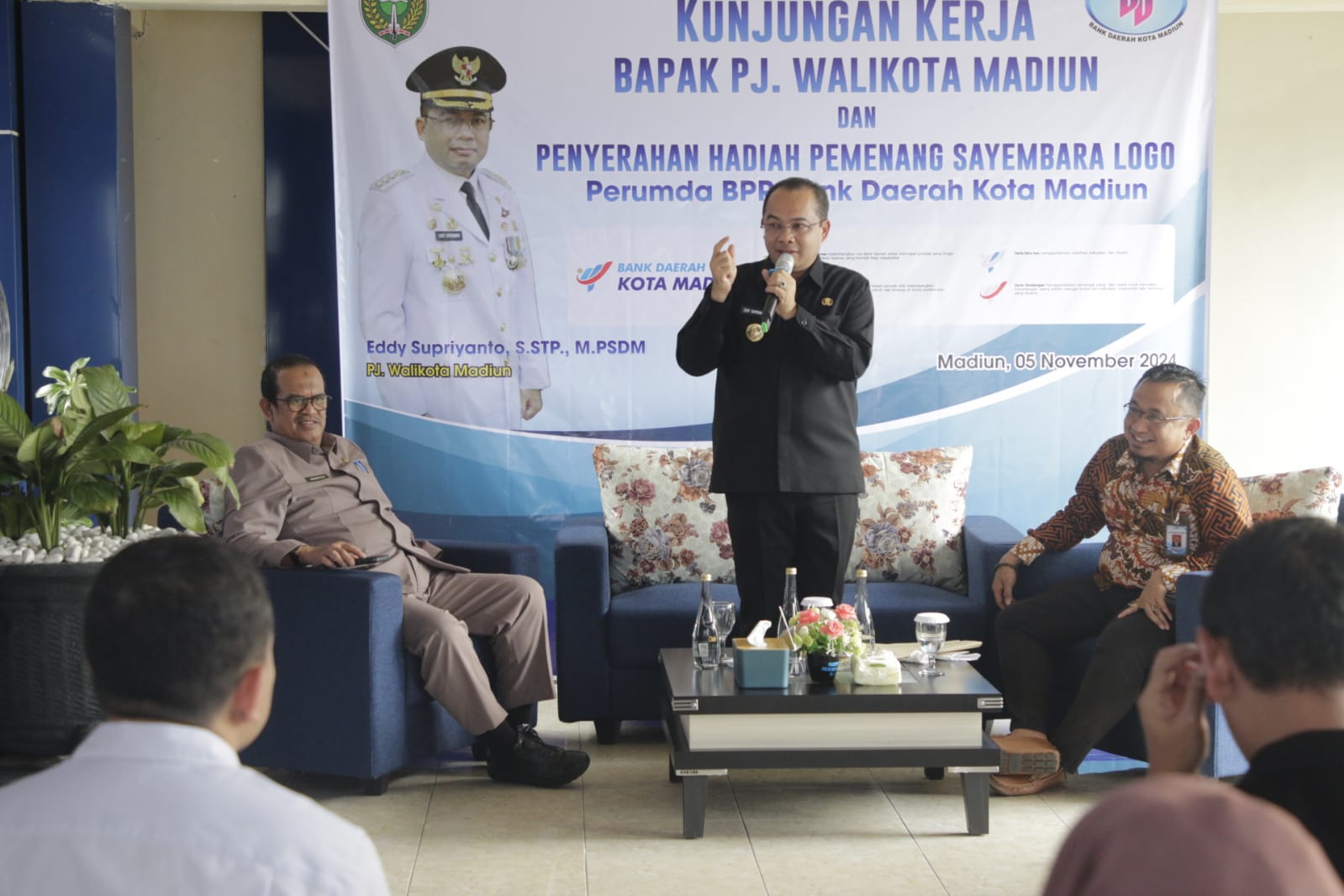 Foto 14 dari 17: Kunjungan Kantor Perumda BPR Bank Daerah Kota Madiun, Pj Wali Kota Apresiasi Kinerja Dan Dorong Inovasi Untuk Tingkatkan Performa Pegawai