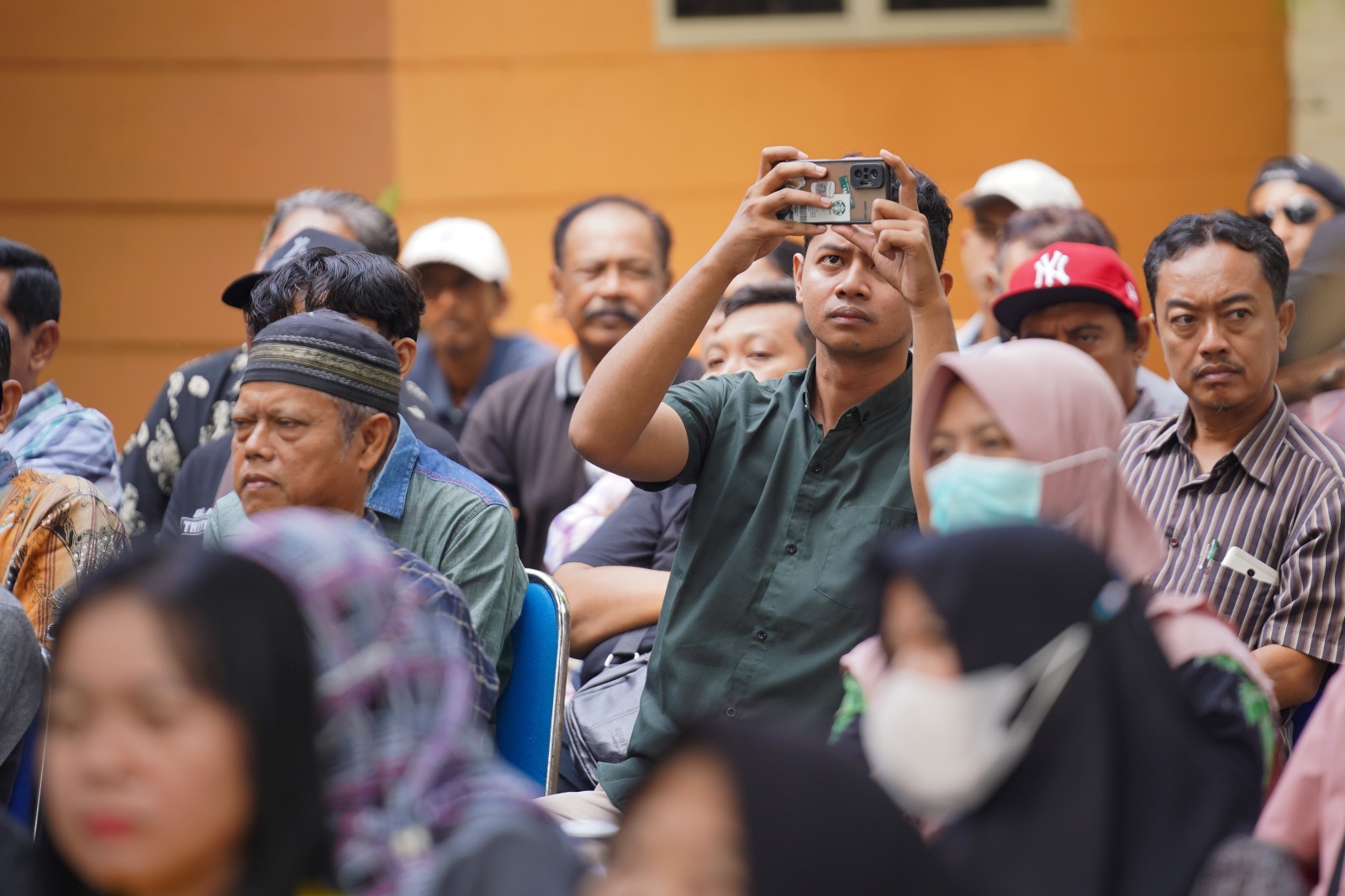 Foto 4 dari 14: Hadiri Pertemuan Dengan DPRD Bersama Warga, Wali Kota Beberkan Upaya Peningkatan Pendidikan