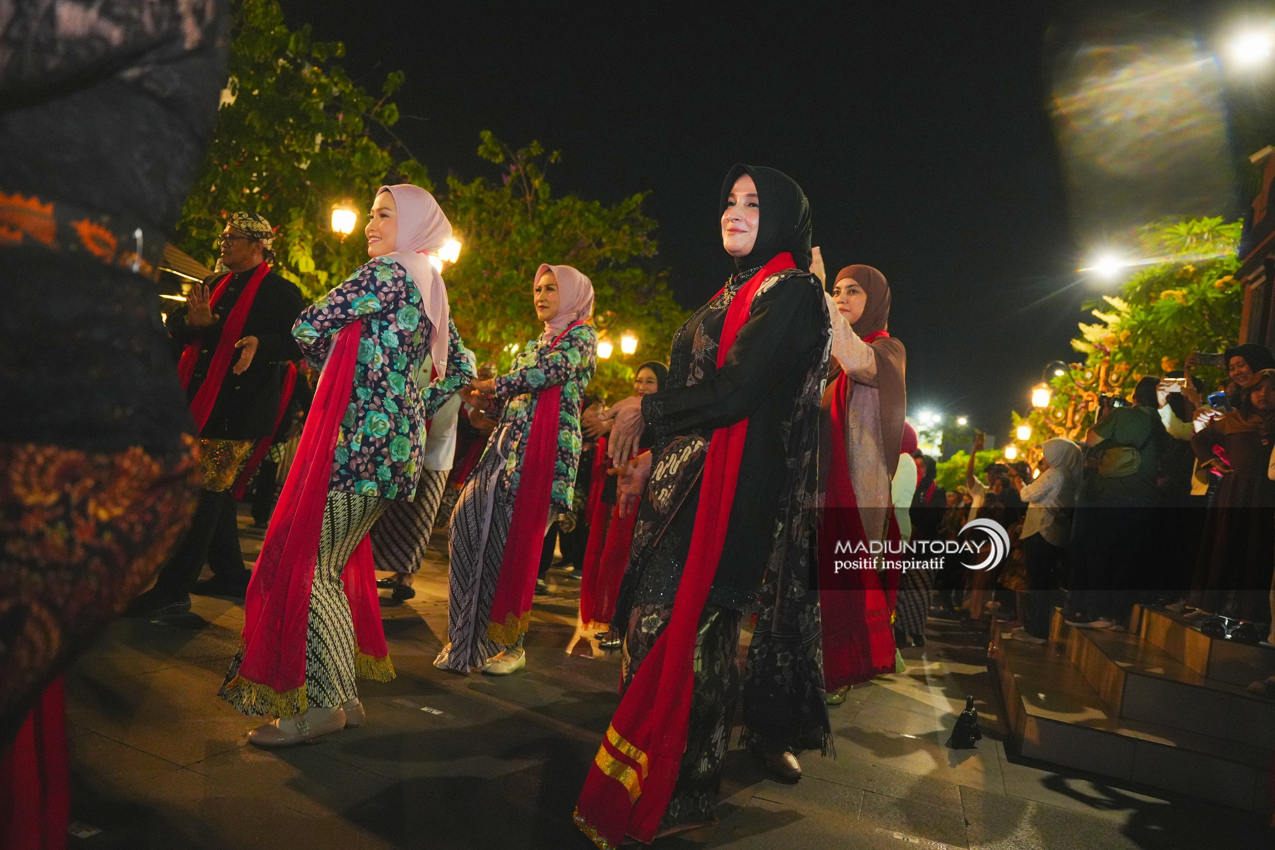 Foto 4 dari 11: Madiun Menari Pukau Wawali Pekalongan: Madiun Luar Biasa!