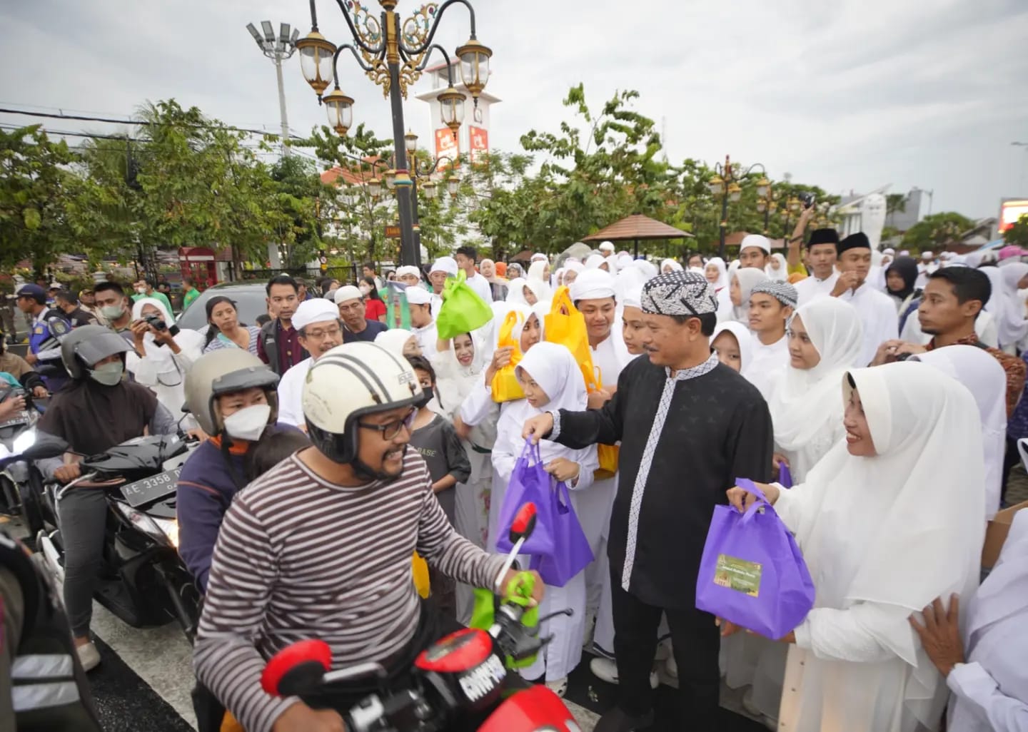 Foto 2 dari 8: Bagi Takjil Dengan UMKM Dan SMPN 1, Wali Kota : Ajang Pelajaran Peduli Sesama
