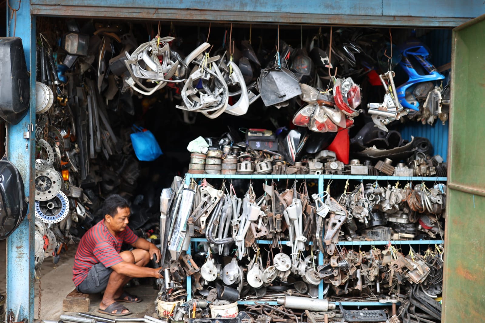Foto 7 dari 8: Tak Hanya Tempat Jual-Beli Besi, Tetapi Juga Asyik Untuk Fotografi