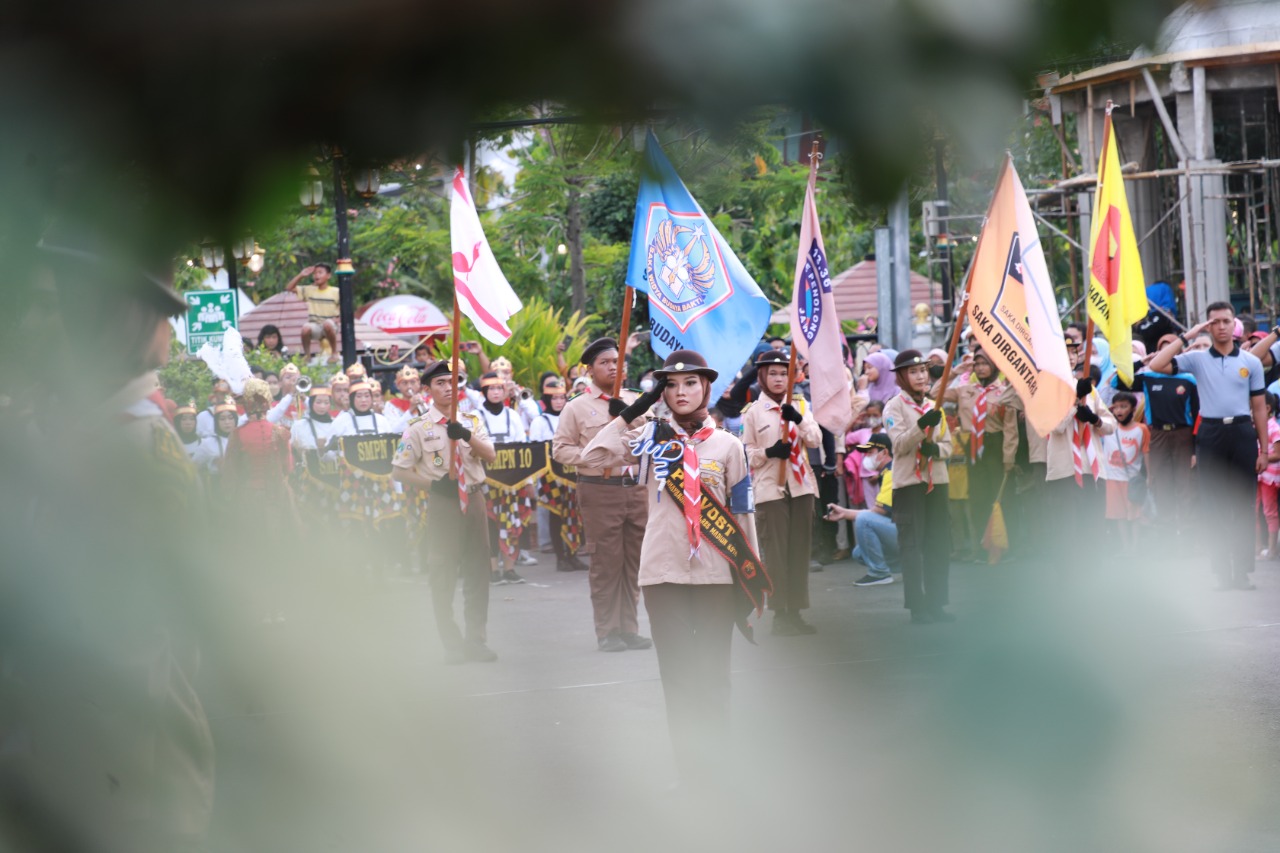 Foto 8 dari 9: Parade Senja SMPN 10 dan PBB Kreasi Kwarcab Pramuka Kota Madiun Banjir Atensi