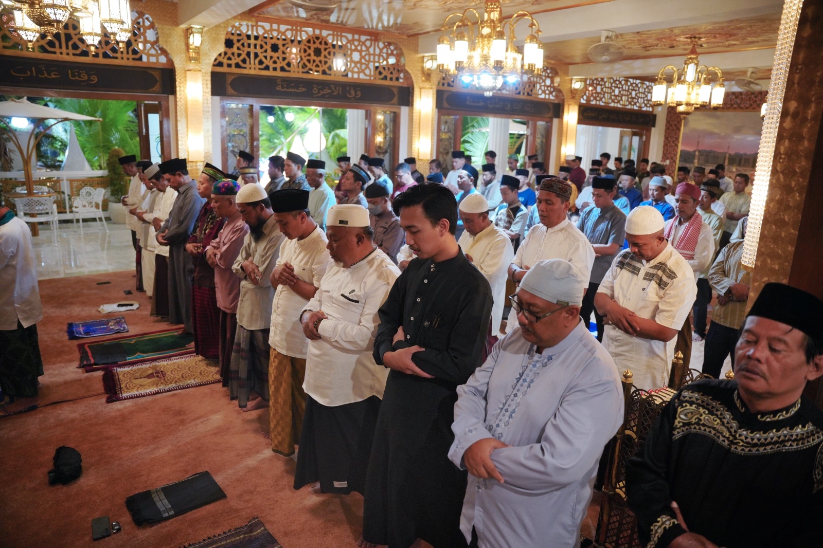 Foto 2 dari 10: Salat Isya dan Tarawih Safari Ramadan di Pondok Abi Bahrun Madinatul Jannah, Wali Kota Sampaikan Event Sambut Lebaran