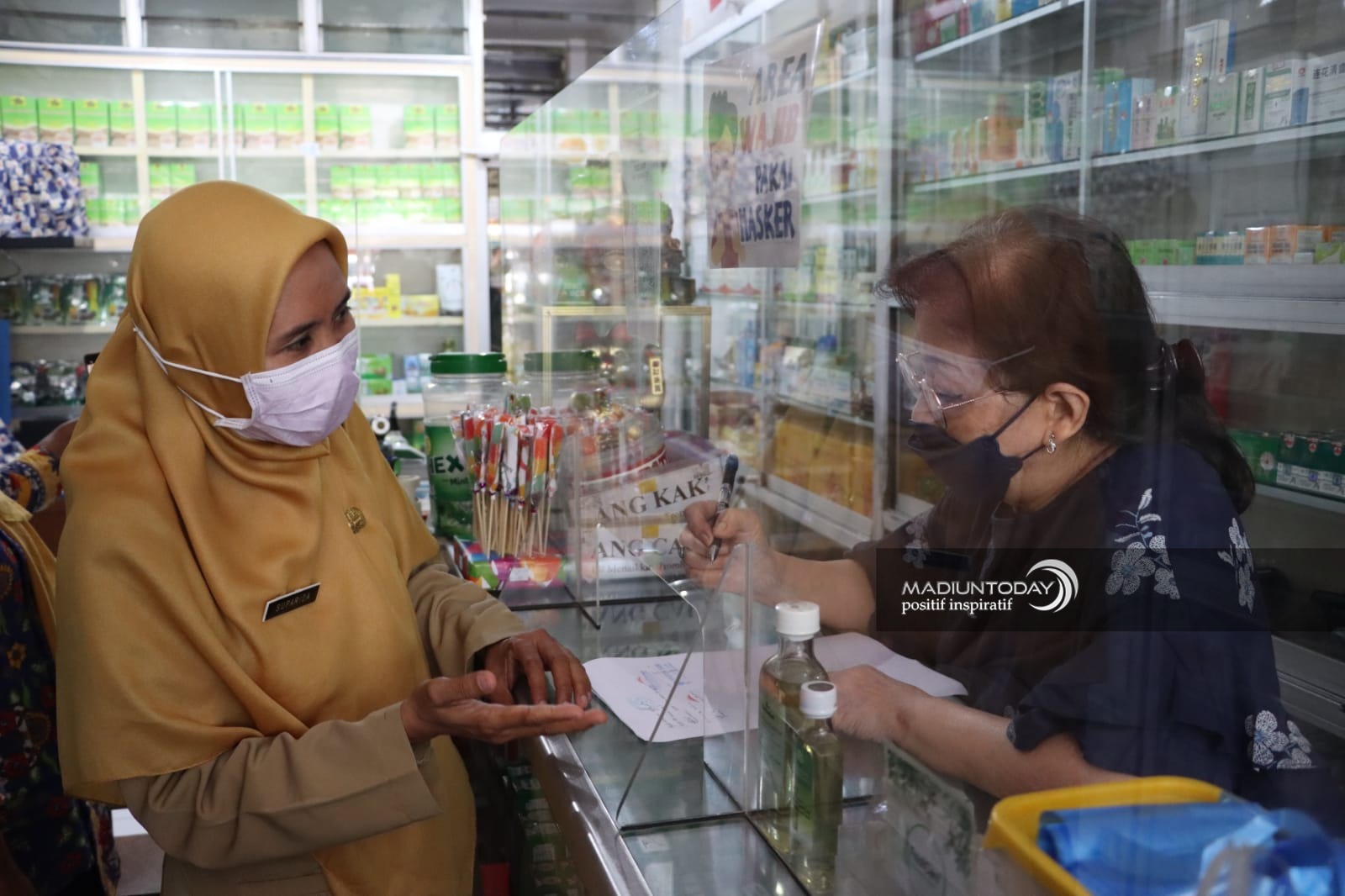 Foto 2 dari 5: Sampling 20 Apotek, Petugas Gabungan Tak Temukan Obat Yang Dilarang Pemerintah
