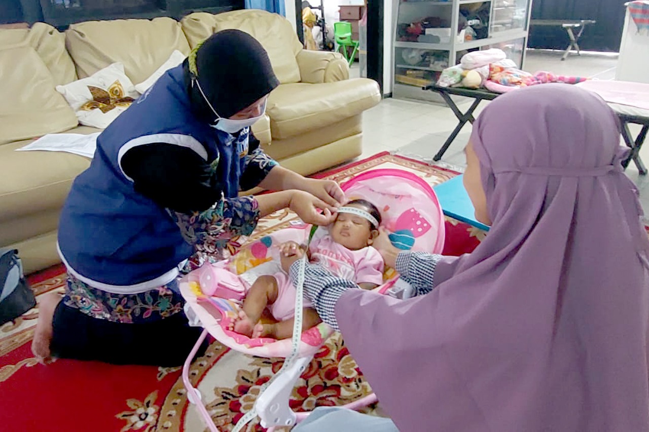 Tekan Stunting, Petugas Jemput Bola Lakukan Pemeriksaan Tumbuh Kembang Bayi Baru Lahir
