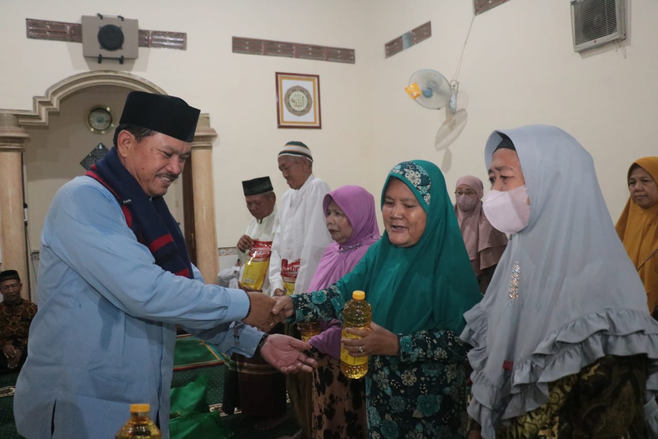 Foto 8 dari 10: Hadiri Shalat Isya Berjamaah Dengan Warga, Wali Kota Tanamkan Cinta Al Qur’an Pada Anak Sejak Dini