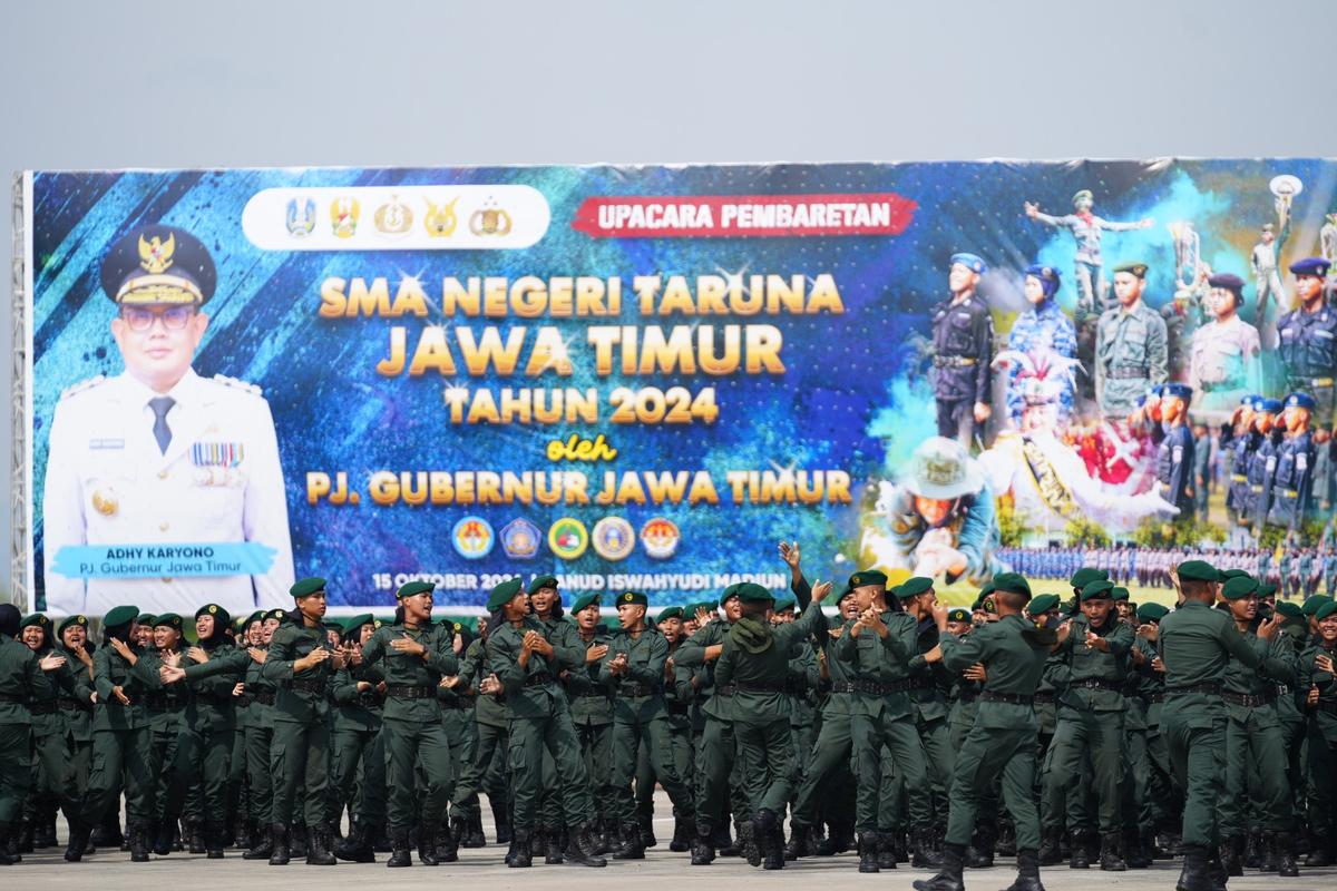 Foto 9 dari 14: Hadiri Pembaretan Taruna-Taruni SMAN Taruna se-Jawa Timur, Pj Wali Kota: Ini Modal Besar Menapaki Proses Pendidikan Selanjutnya
