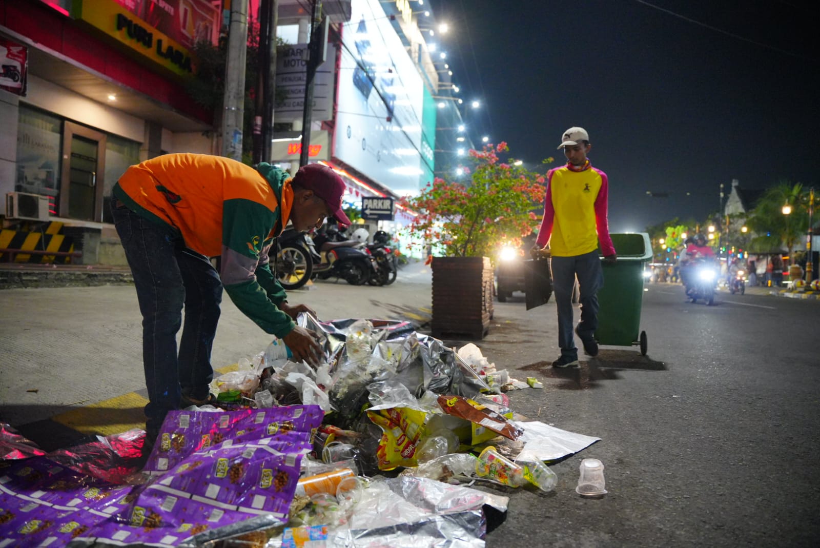 Kiprah Petugas Kebersihan, Rute Madiun Carnival Sudah Kembali Bersih Tak Sampai Dua Jam