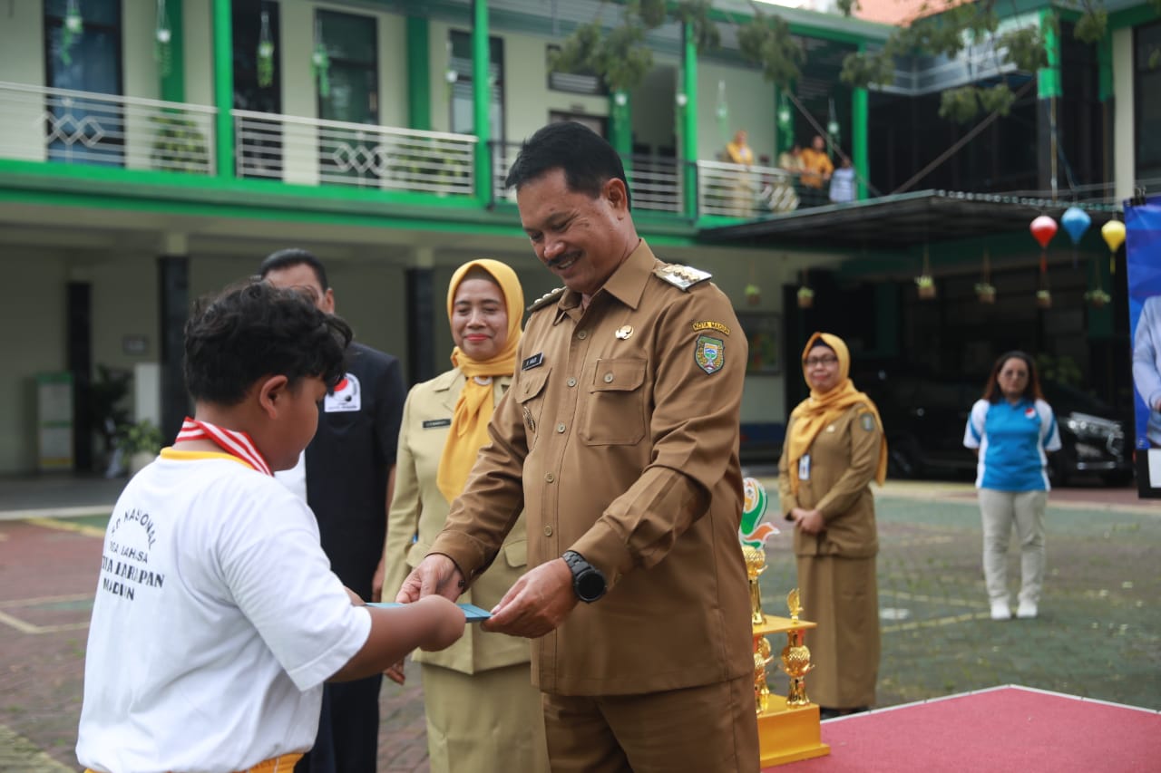 Foto 3 dari 13: Serahkan Medali Kejurkot Petanque 2023, Wali Kota Harap Prestasi Atlet Kota Madiun Terus Meningkat