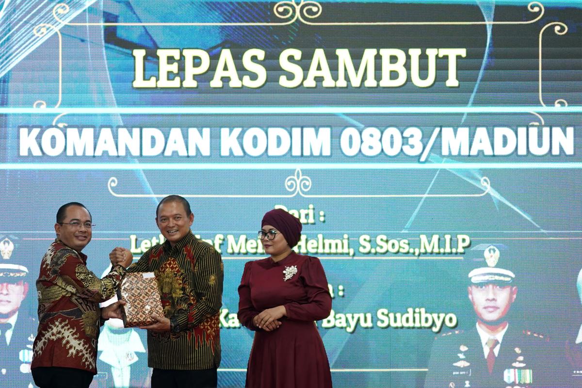 Foto 1 dari 9: Hadiri Lepas Sambut Komandan Kodim 0803 Madiun, Pj Wali Kota Sampaikan Selamat Kepada Keduanya