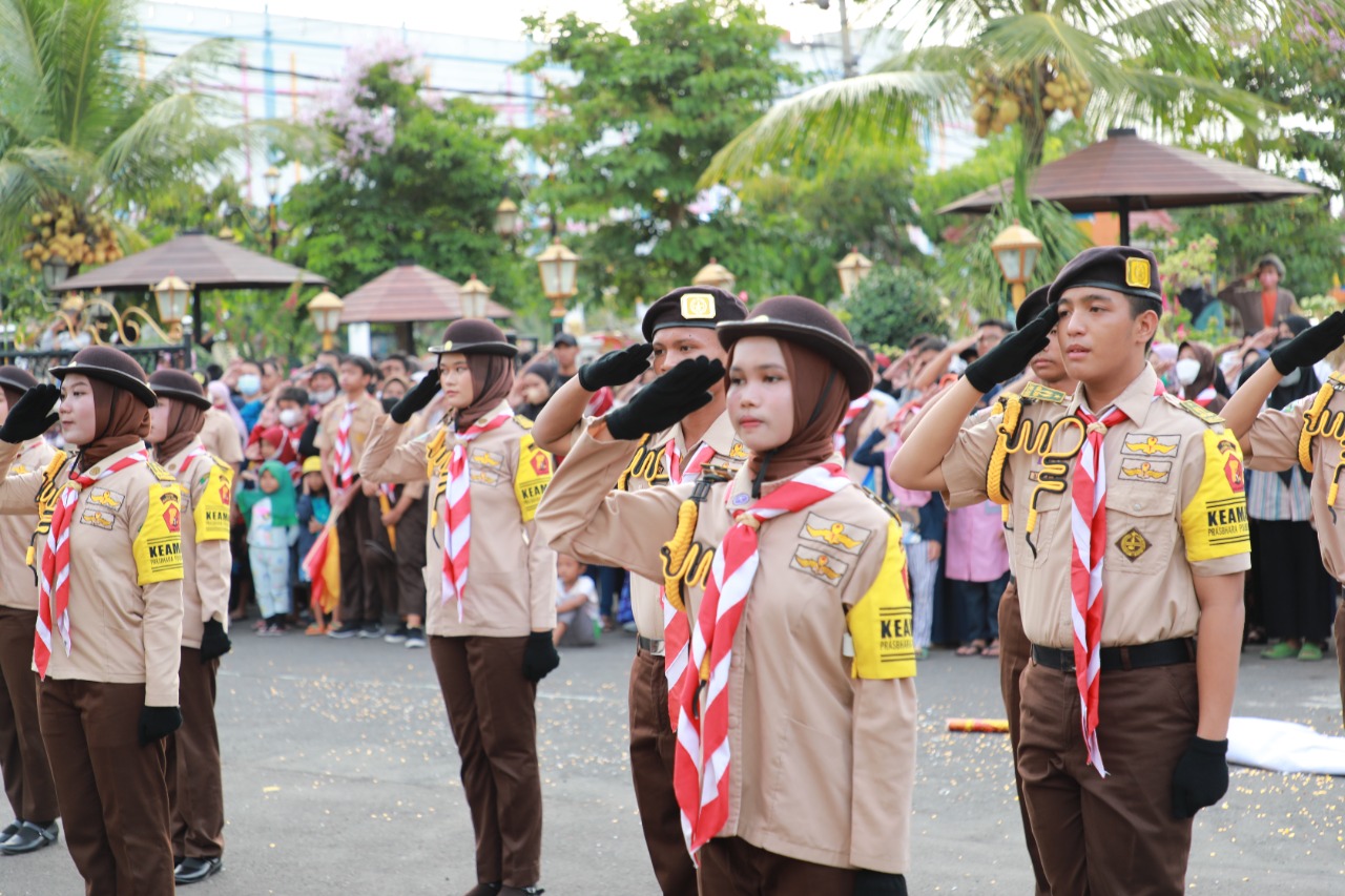 Foto 7 dari 9: Parade Senja SMPN 10 dan PBB Kreasi Kwarcab Pramuka Kota Madiun Banjir Atensi