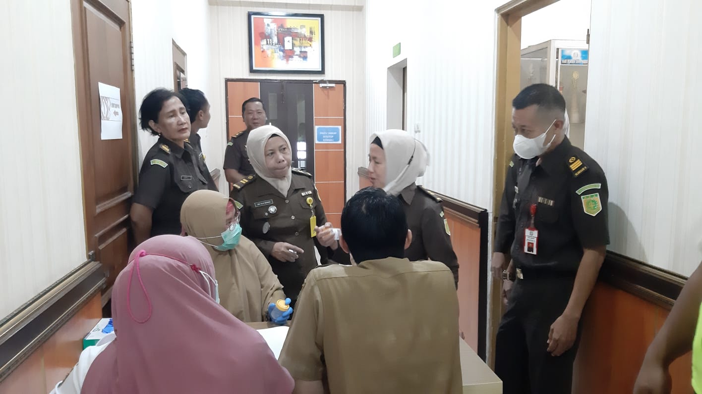 Foto 2 dari 3: Antisipasi Penyalahgunaan Narkoba, Kejari Kota Madiun Gelar Test Urine Bagi Pegawai