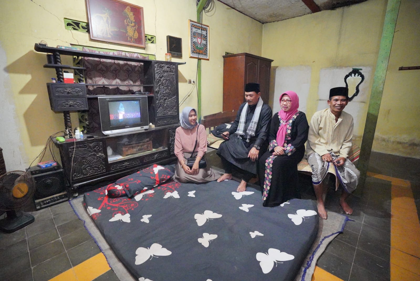 Foto 3 dari 10: Di Kelurahan Pilangbango, Wali Kota Maidi Sambang Warga Hingga Bagi Sembako