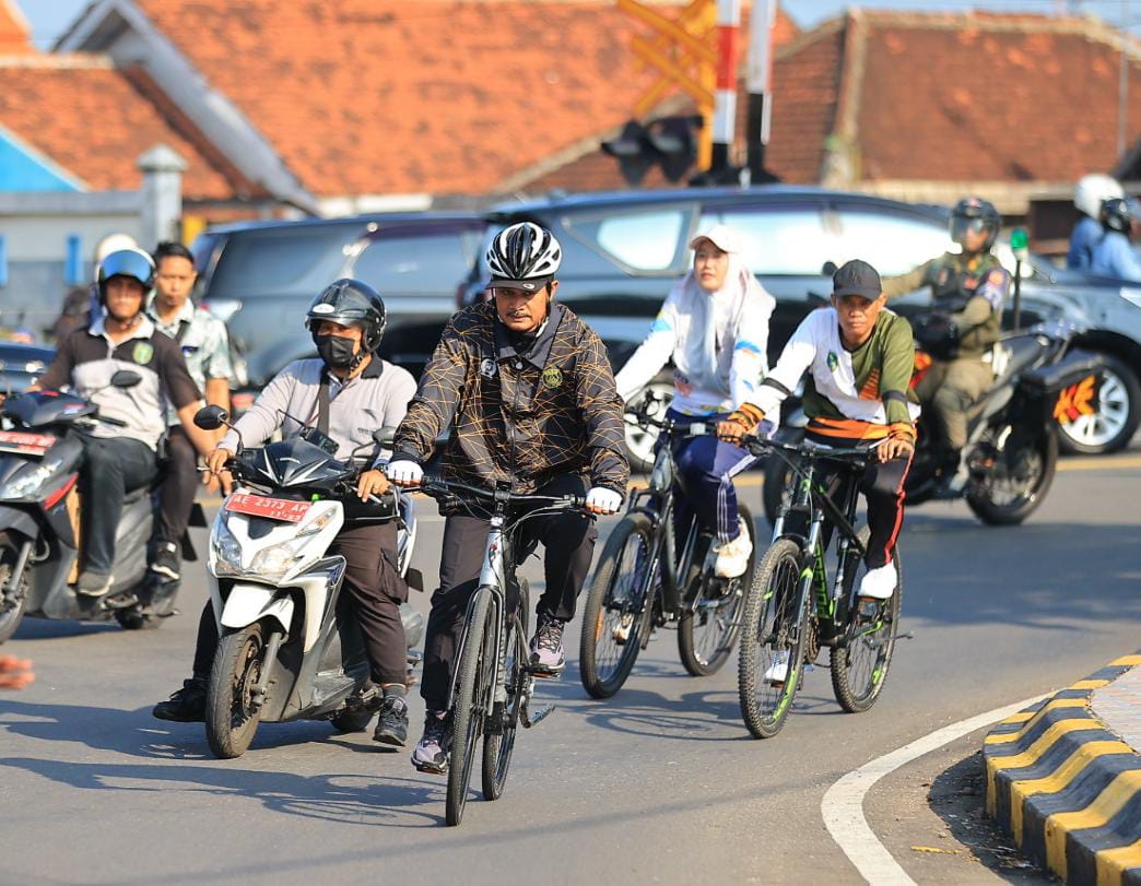 Foto 1 dari 7: Beri Pembinaan Pejabat Pemda Usai Gowes Bersama, Wali Kota Pesan Jaga Kesehatan Agar Pelayanan Makin Prima
