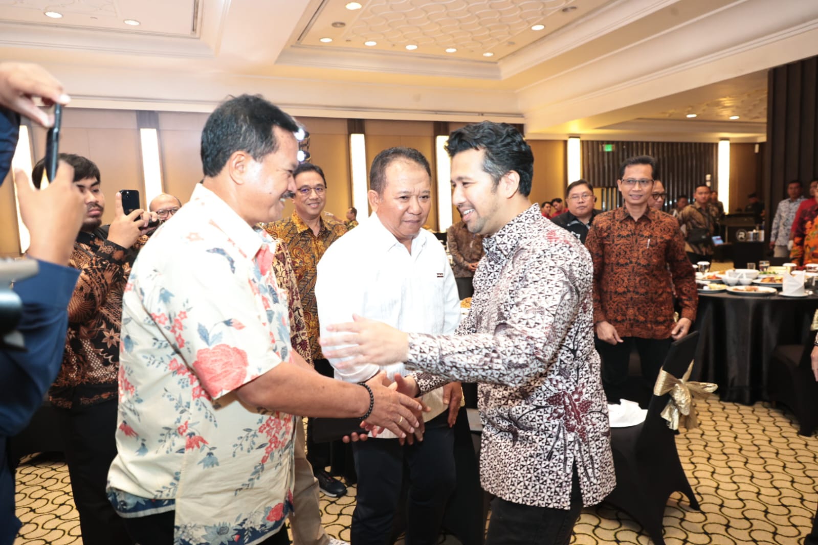 Foto 1 dari 9: Bersama Wagub Emil Dardak, Wali Kota Madiun Hadiri Gala Dinner RUPS Bank Jatim