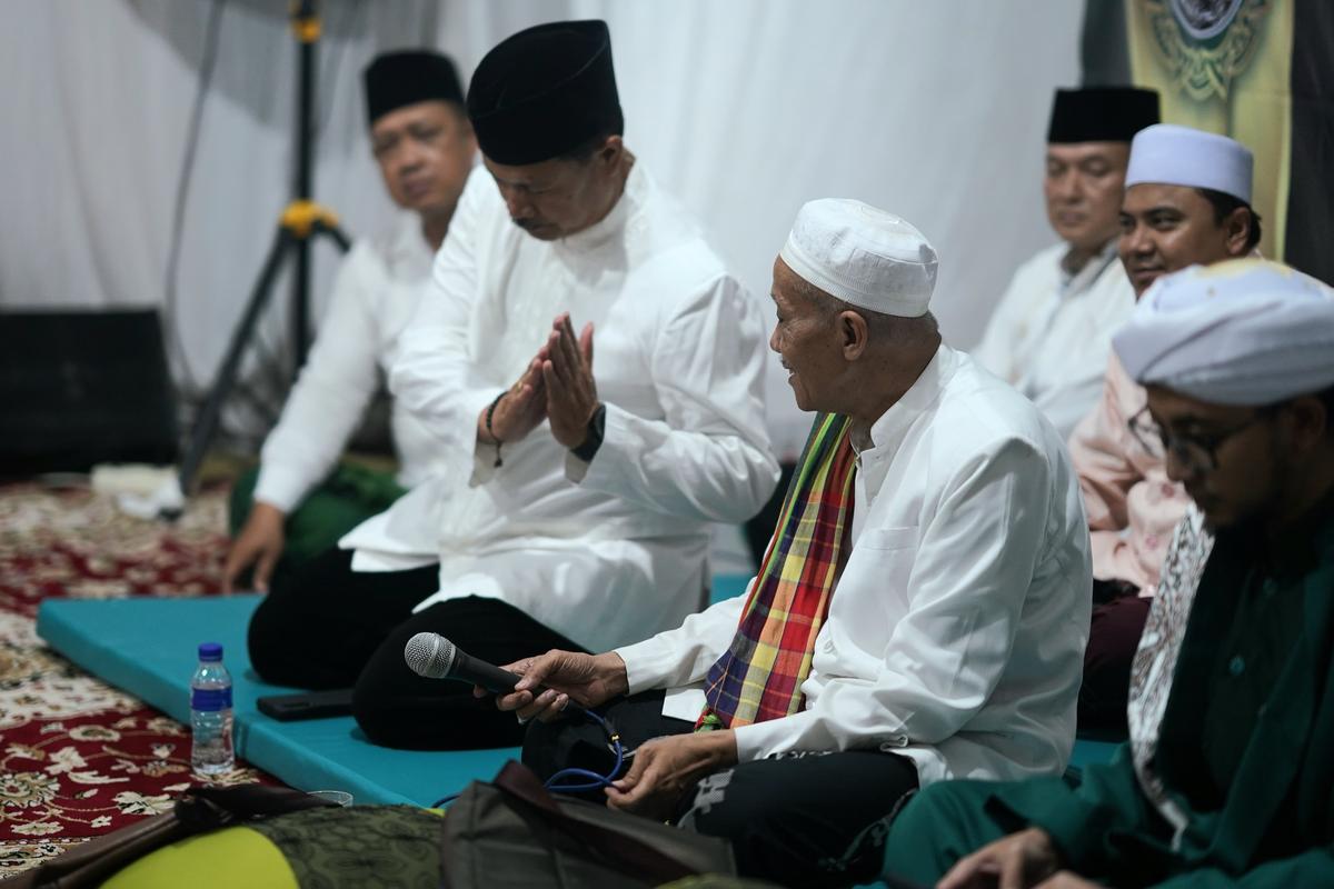 Foto 9 dari 9: Hadiri Peringatan Nifsu Sya'ban, Wali Kota Harap Kesejahteraan Untuk Kota Madiun