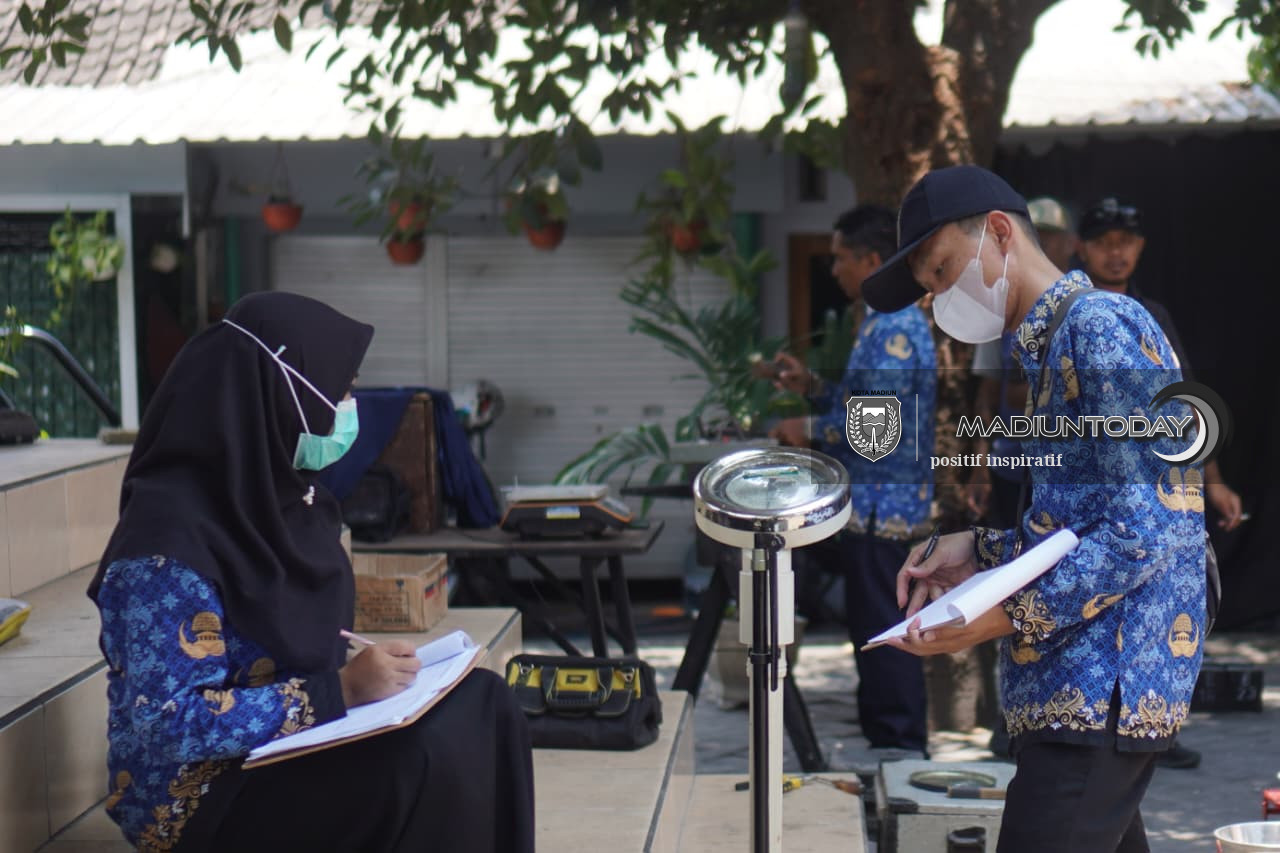 Foto 17 dari 19: Dari Posyandu hingga Pedagang, Layanan Tera Ulang Hadir di Kelurahan Pastikan Timbangan Akurat