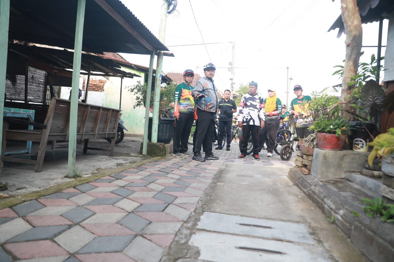 Foto 12 dari 18: Gowes Pagi, Wali Kota Cek Pavingisasi Hingga Ke Gang Kecil
