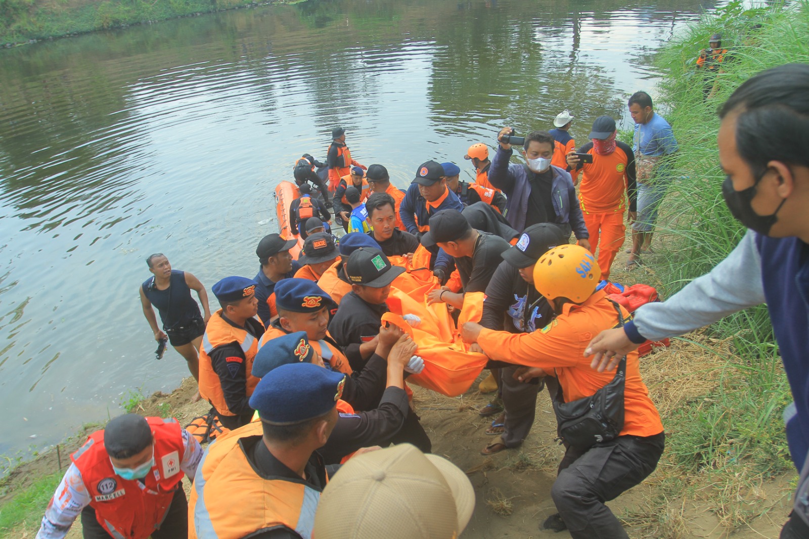 Foto utama berita: Korban Dugaan Tenggelam Ditemukan Dalam Kondisi Meninggal, Ditemukan Penyelam Lokal Tujuh Meter di Bawah Permukaan