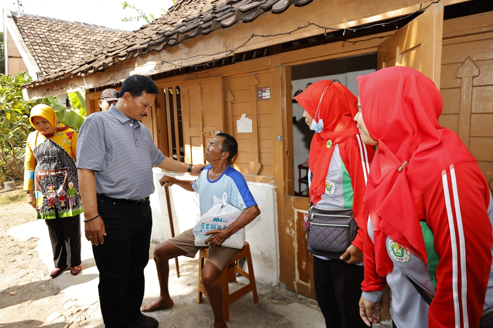 Foto 3 dari 9: Potret Haru dan Bahagia Para Penerima Bantuan Kursi Roda dari Wali Kota