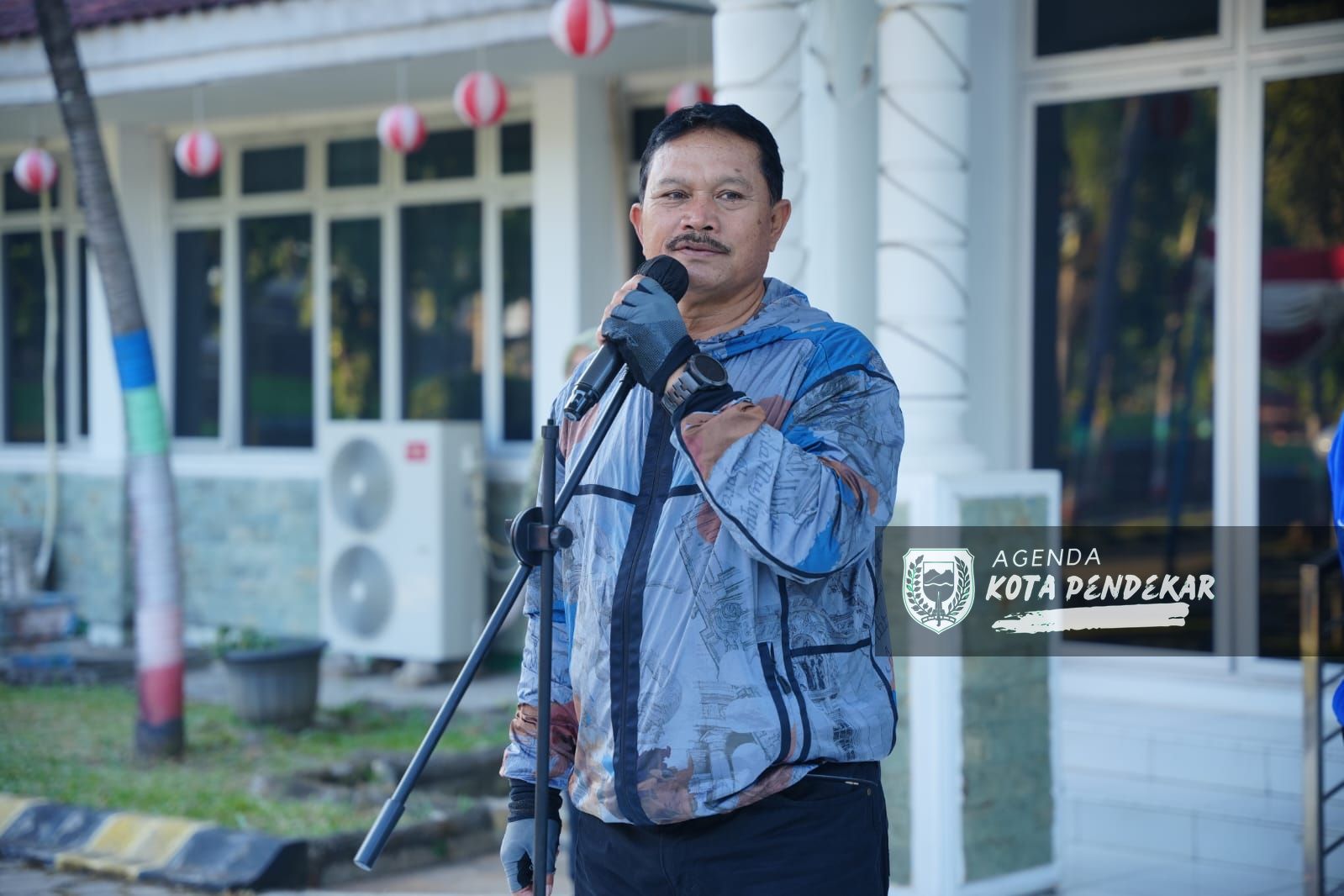 Foto 2 dari 8: Sambil Gowes, Wali Kota Salurkan Bantuan Pangan KRS Tahap Dua Bapanas