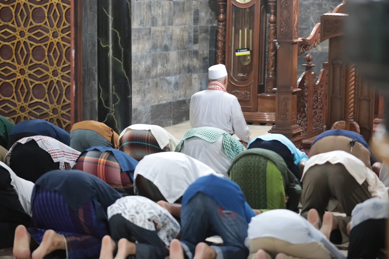 Foto 5 dari 5: Sambut Fenomena Alam, Warga Kota Madiun Gelar Salat Gerhana