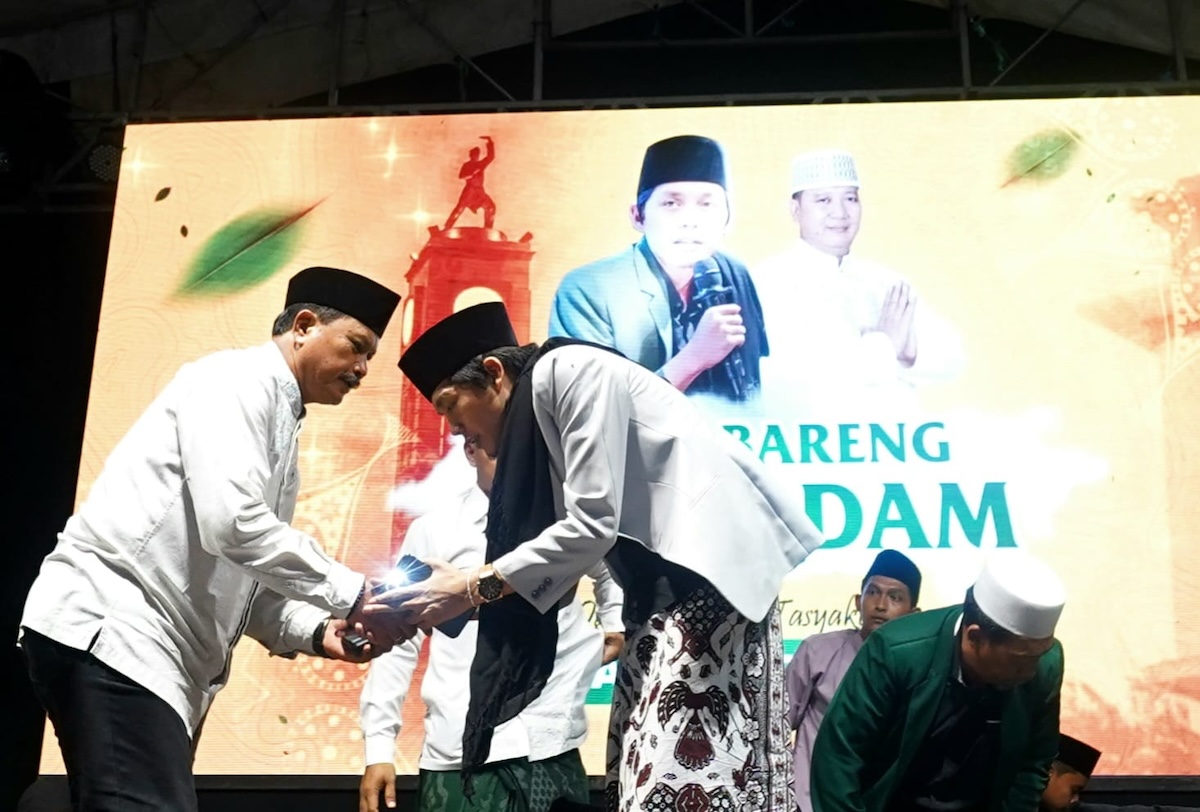 Foto 7 dari 9: Hadiri Pengajian Gus Iqdam, Wali Kota: Tausiyah Beliau Akan Membawa Penerangan Dalam Kehidupan Kita Sehari-hari