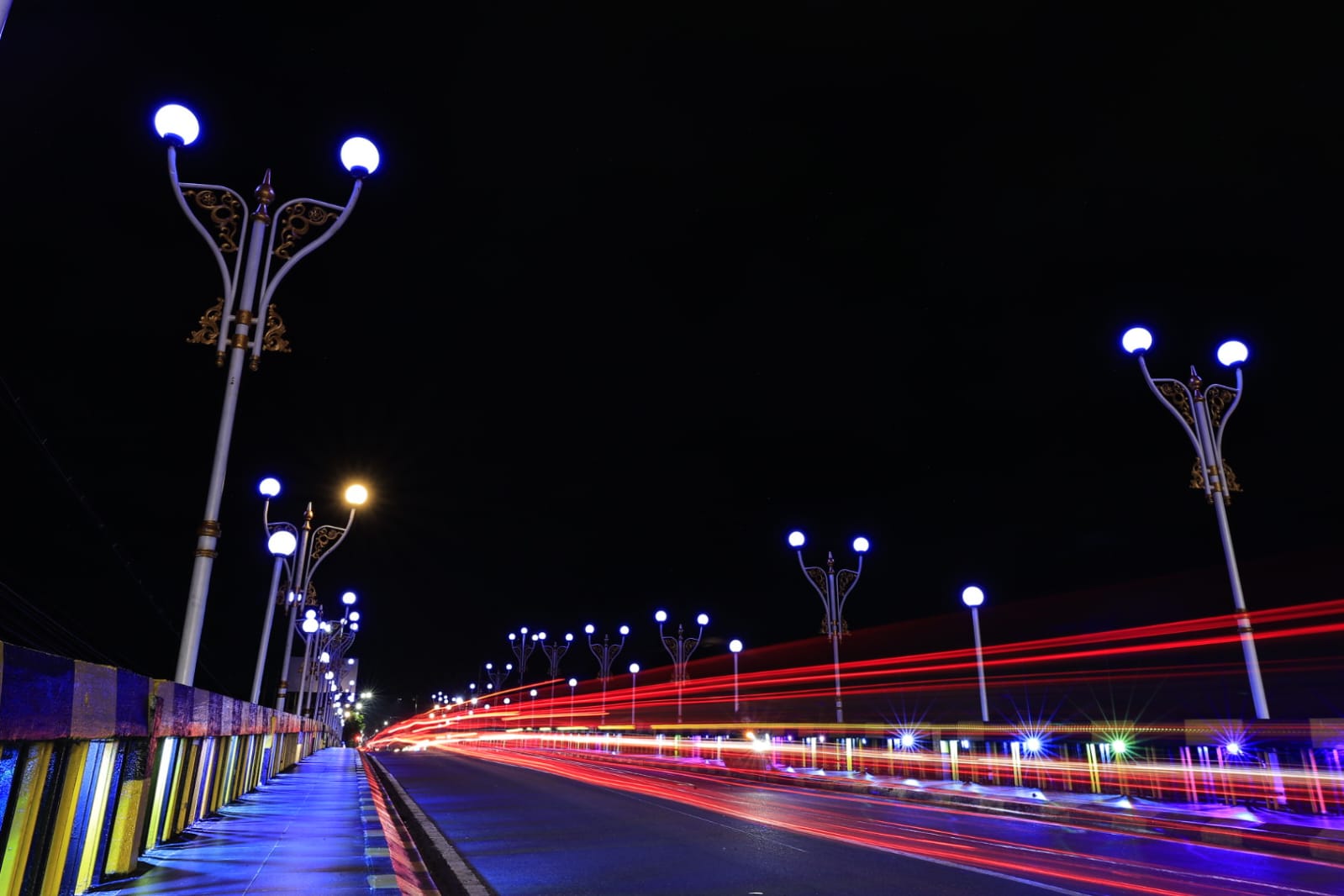 Foto 1 dari 3: Perkim Tambah 2.500 Lampu PJU, Tak Hanya Terang Tapi Juga Kian Indah