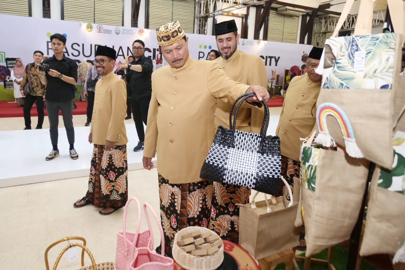 Foto 2 dari 7: Ikuti Pembukaan Pasuruan Expo Rakerkomwil IV ke-18 Apeksi, Wali Kota Manfaatkan untuk Promosi