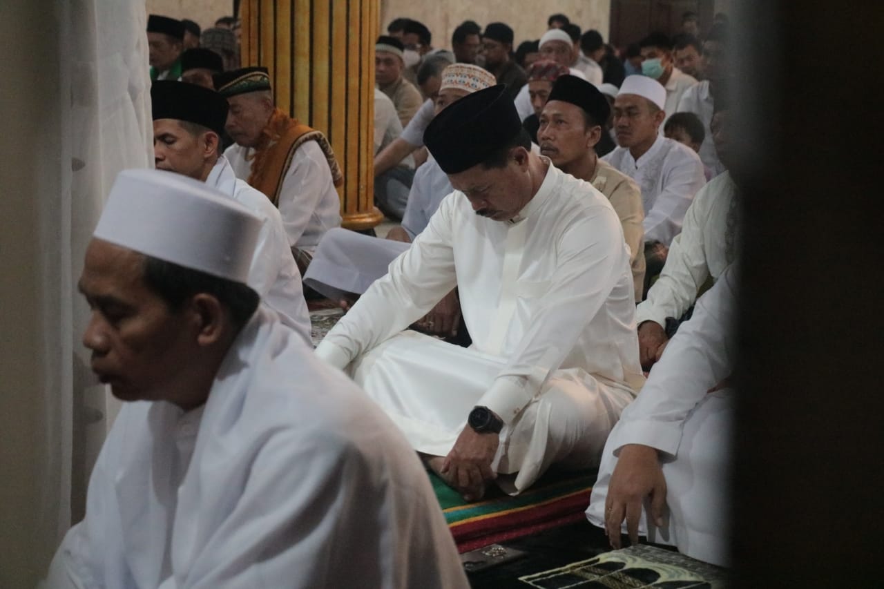 Foto 2 dari 8: Laksanakan Salat Idul Fitri, Wali Kota: Lebaran Kesempatan Untuk Menyampaikan Kekhilafan Diri