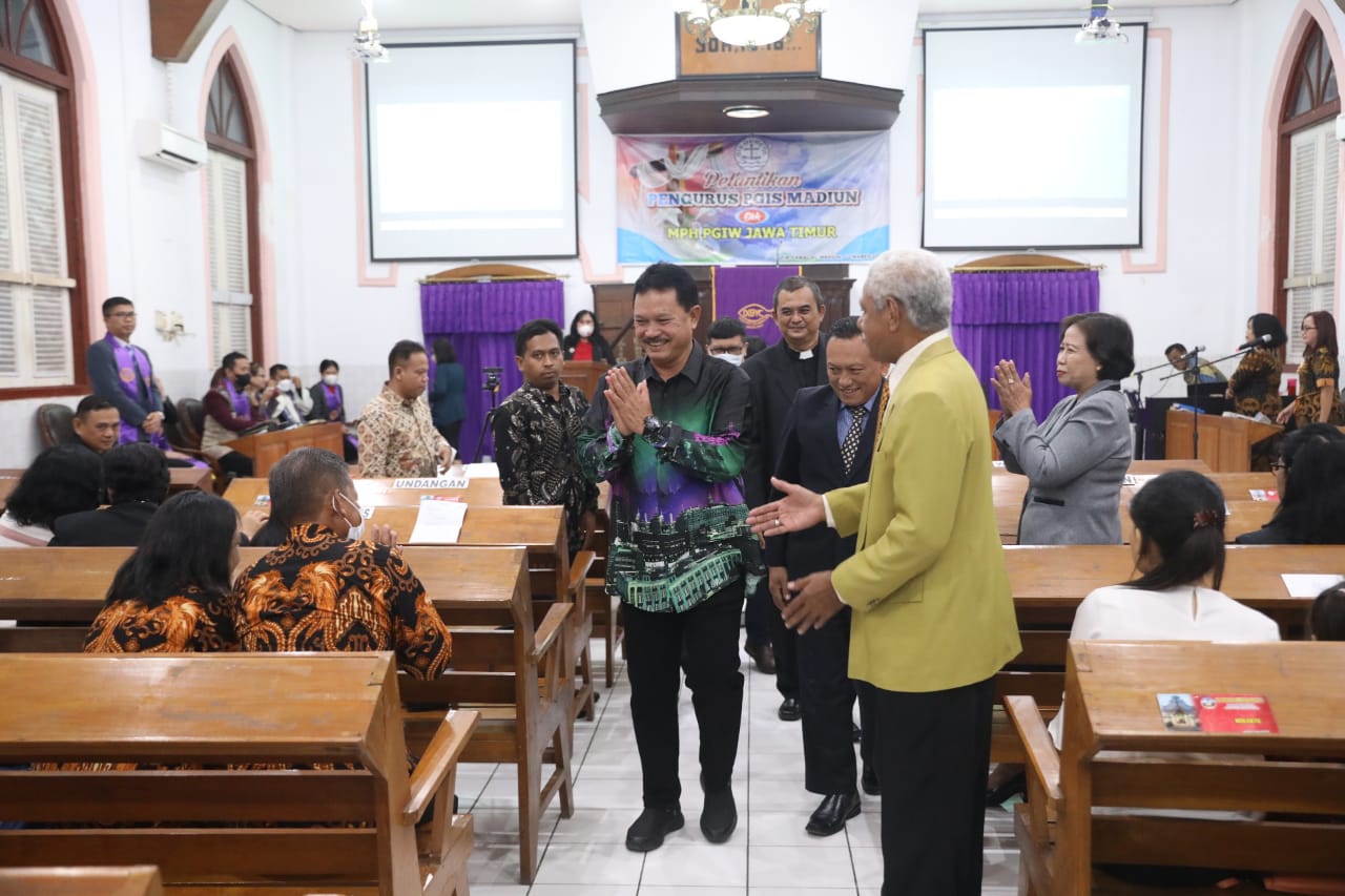 Foto 8 dari 9: Hadiri Pelantikan Pengurus PGIS Madiun, Wali Kota Beri Selamat Kepada Jemaat