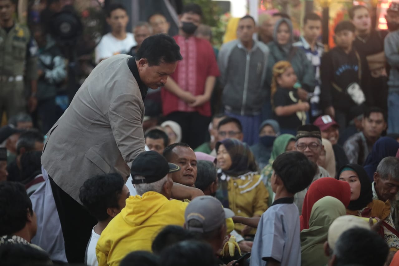 Foto 10 dari 16: Tak Hanya Beri Hiburan, Wali Kota Juga Salurkan Bantuan dan Borong Jajan untuk Dibagikan Saat Pagelaran Wayang