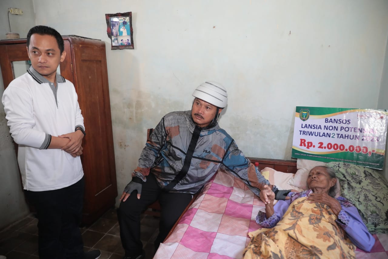 Foto 7 dari 11: Gowes Pagi, Wali Kota Salurkan Bantuan Lansia Hingga Panen Bawang Merah