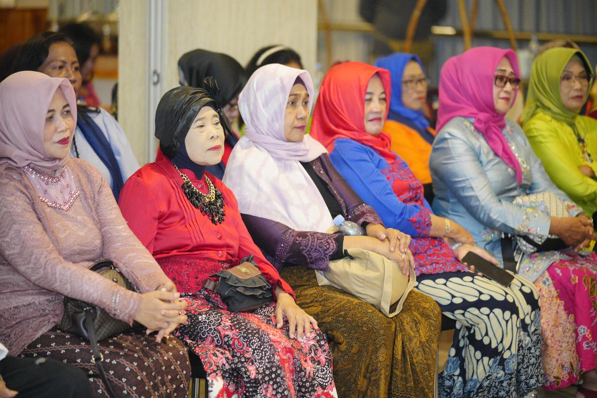 Foto 4 dari 8: Hadiri Fashion Show Kebaya, Wali Kota Ingin Pecahkan Rekor MURI di Hari Kartini Nanti