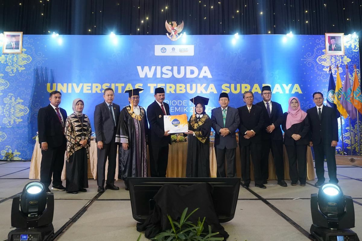 Foto 8 dari 9: Jadi Lulusan Perdana Program Studi S3 Doktor Administrasi Publik, Wali Kota Dapat Penghargaan dari UT Surabaya