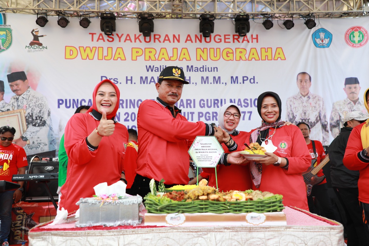 Foto 2 dari 9: Wali Kota Maidi Raih Anugerah Dwija Praja Nugraha, PGRI Gelar Tasyakuran