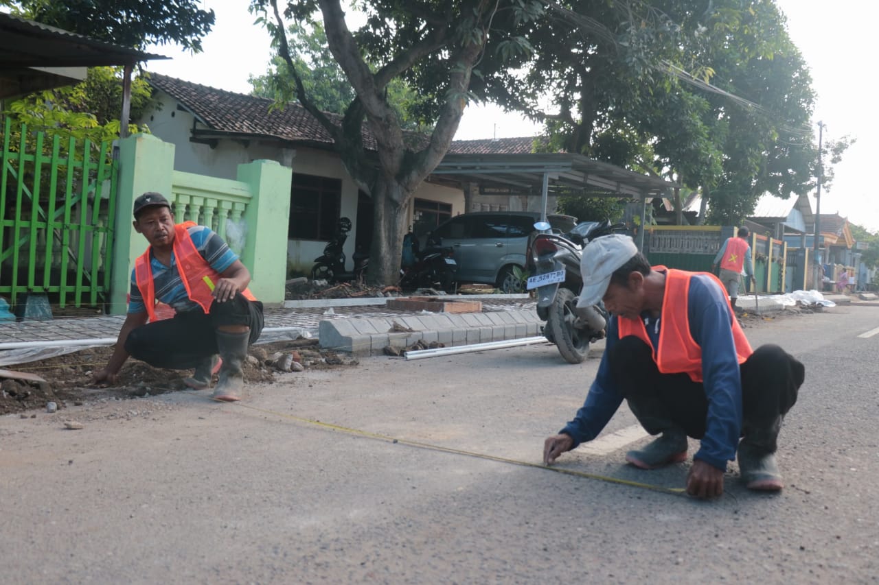 Foto 4 dari 9: Pekerjaan Wajib Terhenti H-7 Lebaran, PU Kebut Pekerjaan Sekitaran Masjid Kuncen