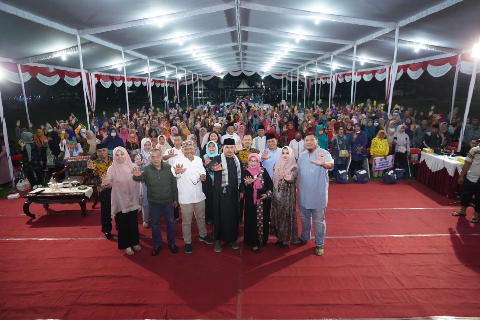 Foto 10 dari 10: Di Kelurahan Pilangbango, Wali Kota Maidi Sambang Warga Hingga Bagi Sembako