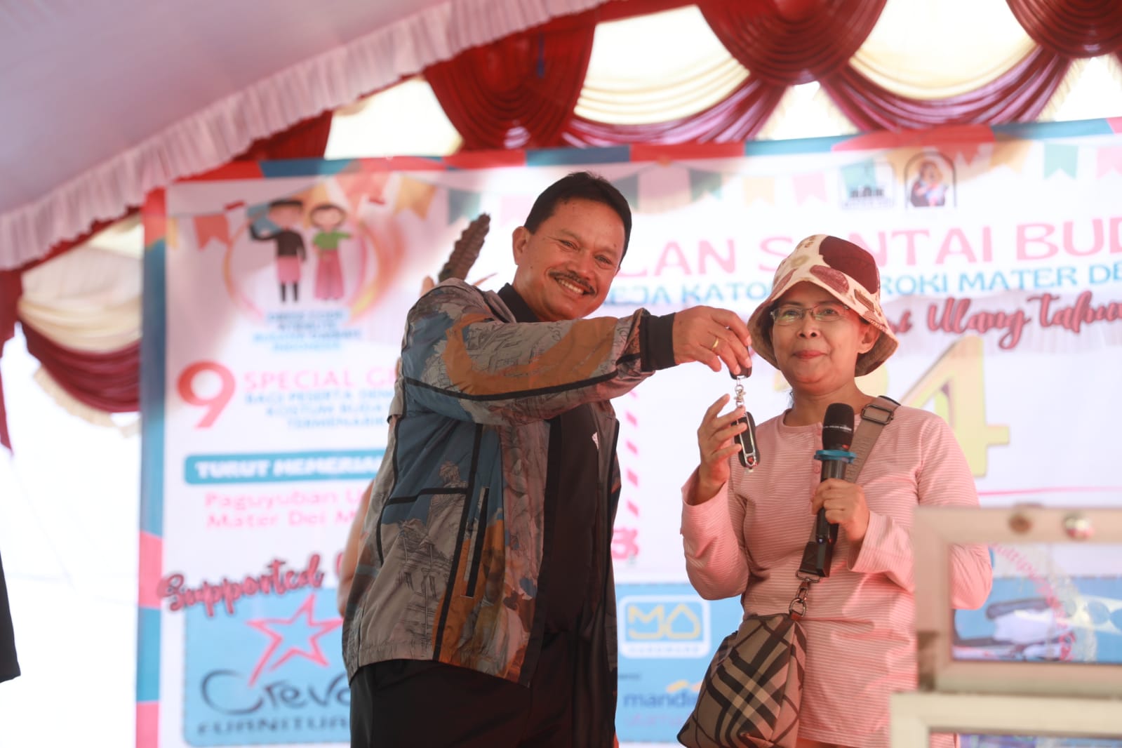 Foto 2 dari 14: Hadiri Peringatan HUT Gereja Mater Dei, Wali Kota Ikut Jalan Santai Hingga Borong Produk UMKM