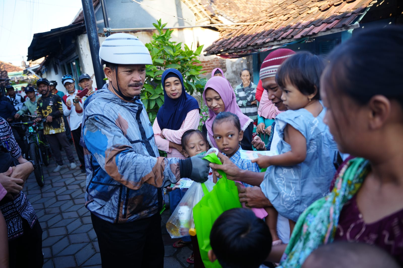 Wali Kota Maidi Blusukan Salurkan Bantuan Pangan bagi Keluarga Rawan Stunting